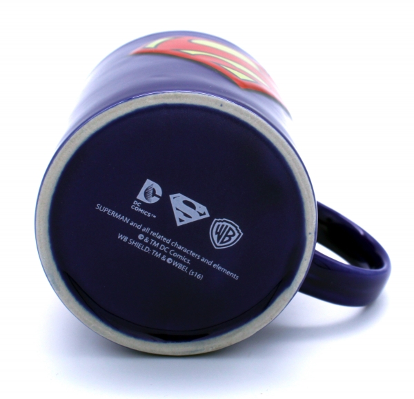 DC Universe Superman Tasse aus Steingut mit geprägtem "Superman Logo" von United Labels